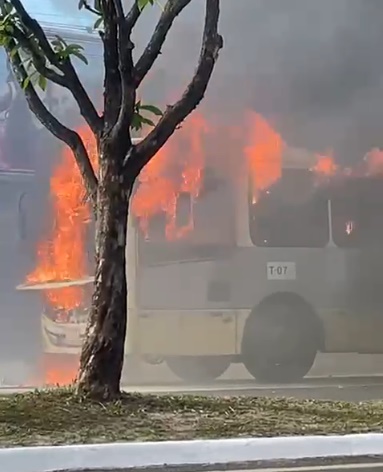 Ônibus pega fogo dentro do Terminal da Praia Grande e assusta passageiros em São Luís